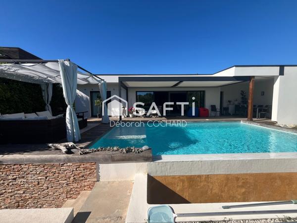 Maison contemporaine de plain-pied avec piscine à débordement – Produit exceptionnel
