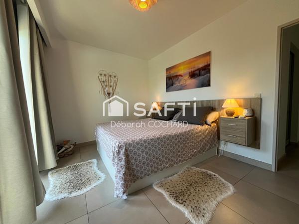 Maison contemporaine de plain-pied avec piscine à débordement – Produit exceptionnel