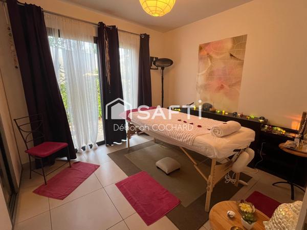 Maison contemporaine de plain-pied avec piscine à débordement – Produit exceptionnel