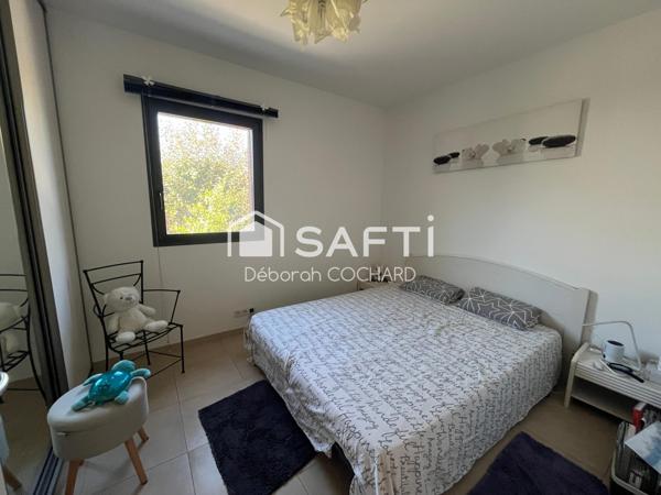Maison contemporaine de plain-pied avec piscine à débordement – Produit exceptionnel