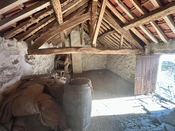 Marcoussis (91460) MARCOUSSIS - ENSEMBLE IMMOBILIER A RENOVER - 210 m2 utiles - GRANGE ET DEPENDANCES - Idéal investisseur