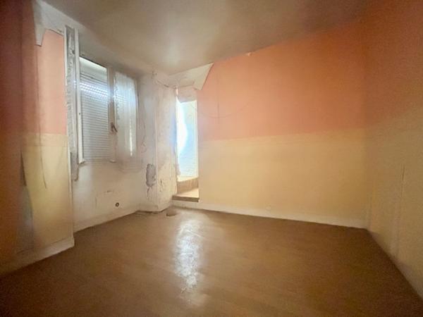 Marcoussis (91460) MARCOUSSIS - ENSEMBLE IMMOBILIER A RENOVER - 210 m2 utiles - GRANGE ET DEPENDANCES - Idéal investisseur