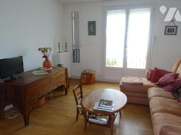 A Chauvigny, à proximité des services et commerces, maison d'habitation d'environ 108 m² offran...