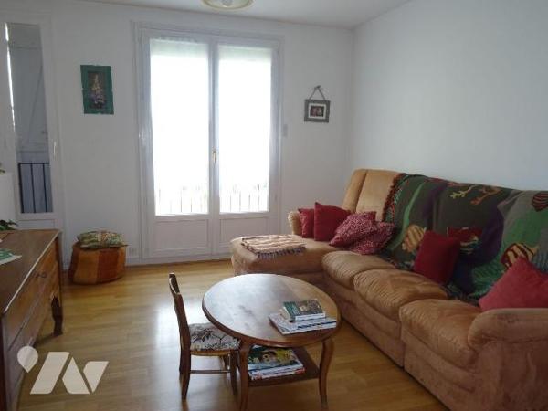 A Chauvigny, à proximité des services et commerces, maison d'habitation d'environ 108 m² offran...