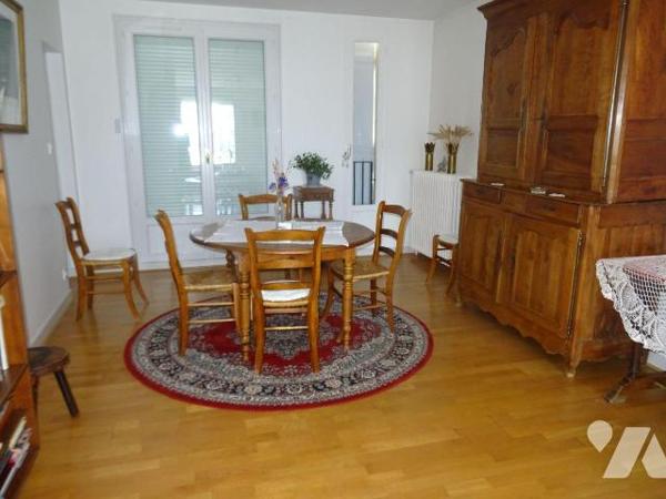 A Chauvigny, à proximité des services et commerces, maison d'habitation d'environ 108 m² offran...