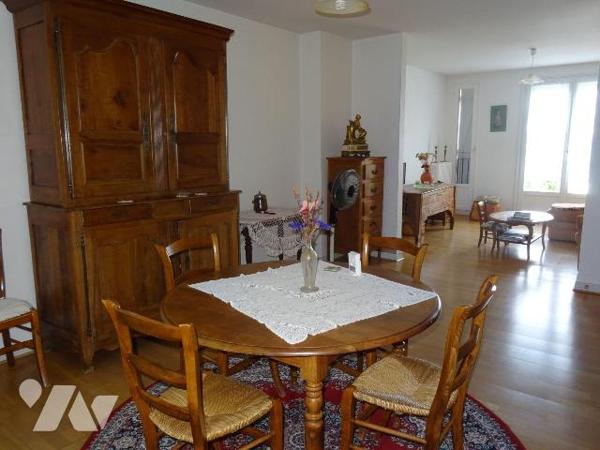 A Chauvigny, à proximité des services et commerces, maison d'habitation d'environ 108 m² offran...