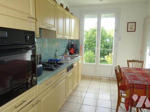 A Chauvigny, à proximité des services et commerces, maison d'habitation d'environ 108 m² offran...