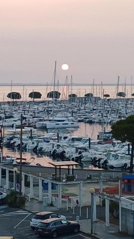 Arcachon boulevard de la plage - vue port et vue partielle mer - appartement de 68m2 avec 2 chambres, ascenseur, stationnement