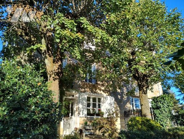 Belle propriété en pierre avec jardin coquet