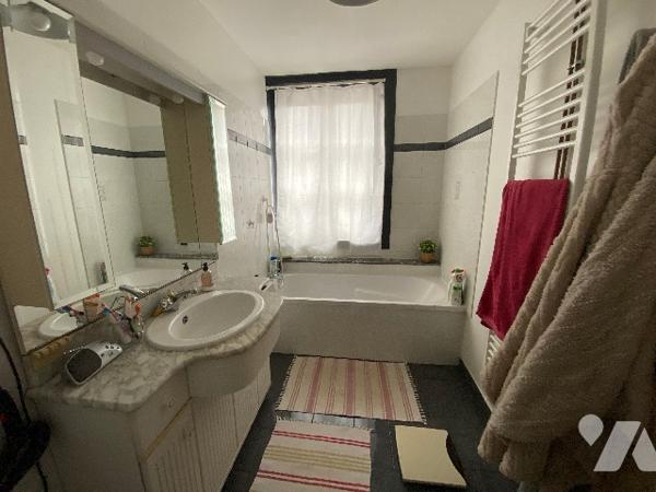 Belle propriété en pierre avec jardin coquet