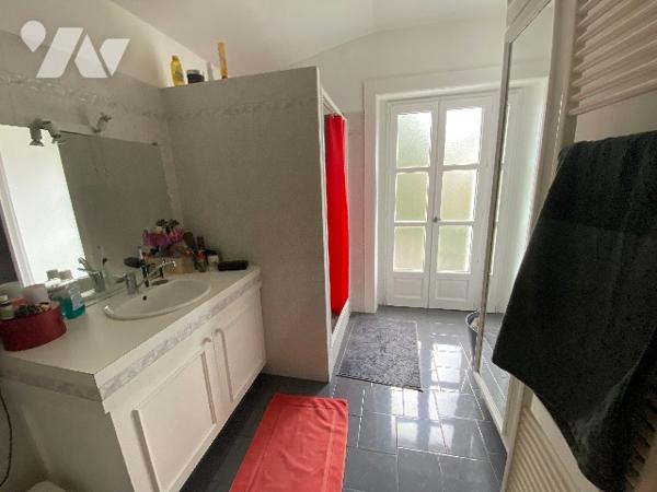 Belle propriété en pierre avec jardin coquet