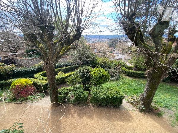 Belle propriété en pierre avec jardin coquet