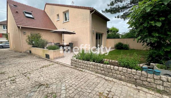 Maison
         5 pièces
        - 140 m² 370 000 € *