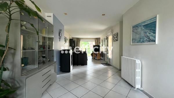 Maison
         5 pièces
        - 140 m² 370 000 € *