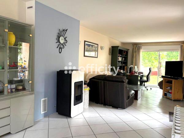 Maison
         5 pièces
        - 140 m² 370 000 € *