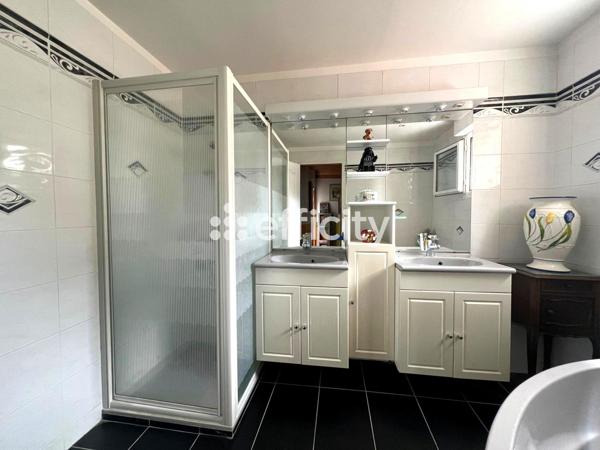Maison
         5 pièces
        - 140 m² 370 000 € *