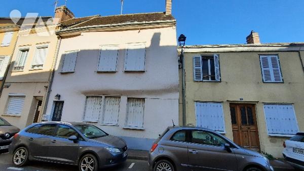 Charmante maison de ville sur 3 niveaux avec joli terrain de 280 m2 arboré en partie arrière.