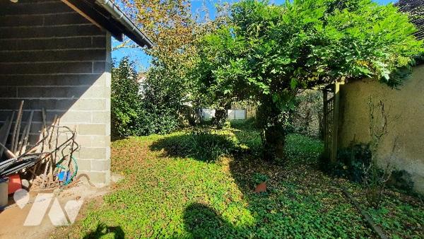 Charmante maison de ville sur 3 niveaux avec joli terrain de 280 m2 arboré en partie arrière.