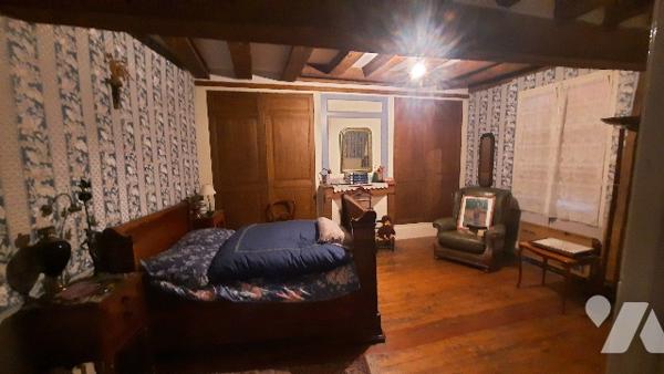 Charmante maison de ville sur 3 niveaux avec joli terrain de 280 m2 arboré en partie arrière.