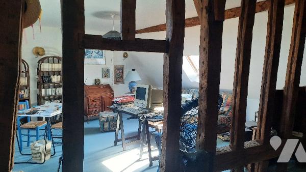 Charmante maison de ville sur 3 niveaux avec joli terrain de 280 m2 arboré en partie arrière.