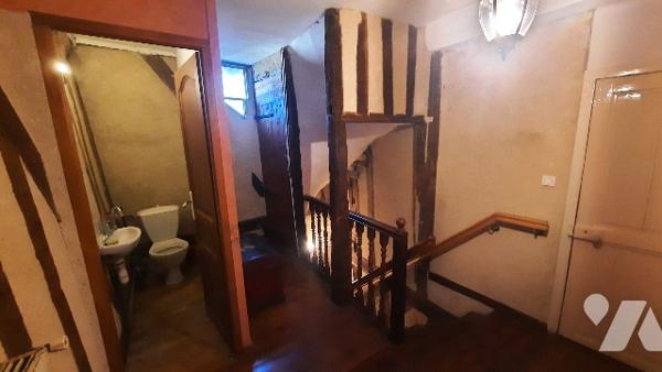 Charmante maison de ville sur 3 niveaux avec joli terrain de 280 m2 arboré en partie arrière.