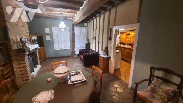 Charmante maison de ville sur 3 niveaux avec joli terrain de 280 m2 arboré en partie arrière.