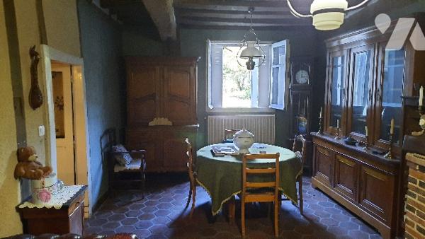 Charmante maison de ville sur 3 niveaux avec joli terrain de 280 m2 arboré en partie arrière.