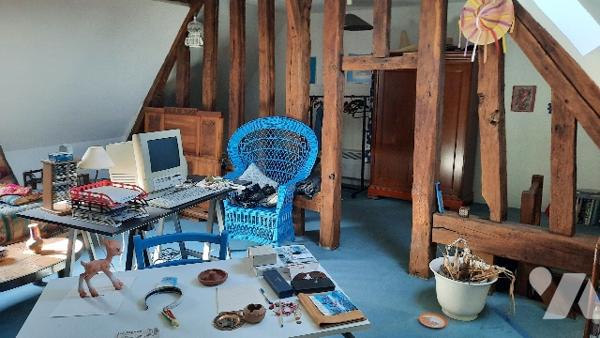 Charmante maison de ville sur 3 niveaux avec joli terrain de 280 m2 arboré en partie arrière.