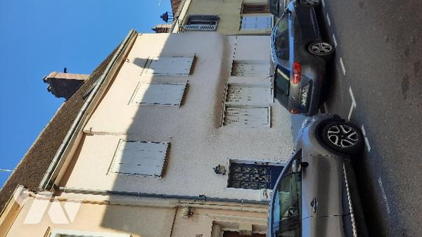 Charmante maison de ville sur 3 niveaux avec joli terrain de 280 m2 arboré en partie arrière.