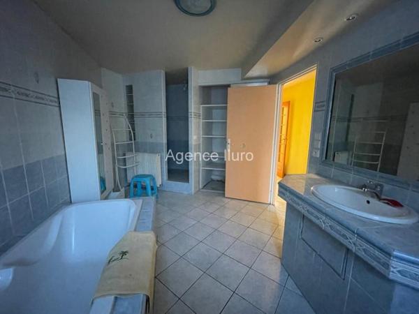 Maison - Oloron-sainte-marie - Réf.:204749 OLORON - MAISON ANCIENNE RENOVEE TYPE T4 AUX BEAUX VOLUMES DE 191 M² -