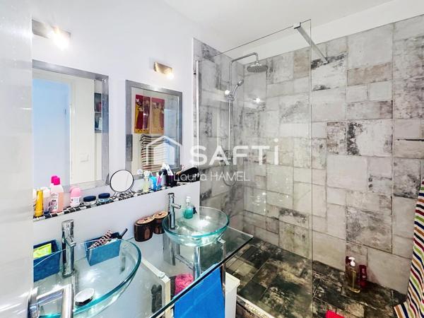 Pleine vue sur la mer, le rocher du Diamant et le Morne Larcher.