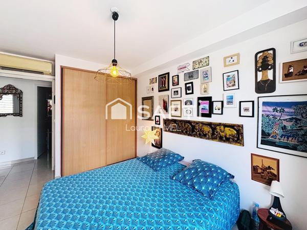 Pleine vue sur la mer, le rocher du Diamant et le Morne Larcher.