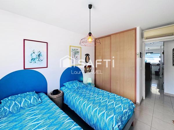 Pleine vue sur la mer, le rocher du Diamant et le Morne Larcher.