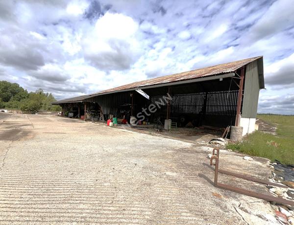 Ensemble immobilier avec fermette et batiments sur 2,6 hectares a VAL-FOUZON (INDRE 36)