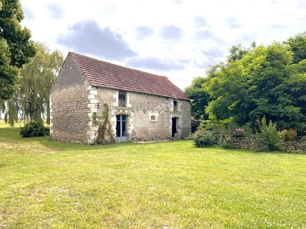 Ensemble immobilier avec fermette et batiments sur 2,6 hectares a VAL-FOUZON (INDRE 36)