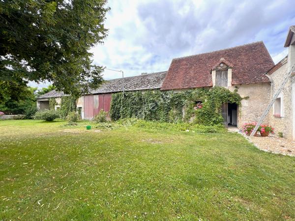 Ensemble immobilier avec fermette et batiments sur 2,6 hectares a VAL-FOUZON (INDRE 36)