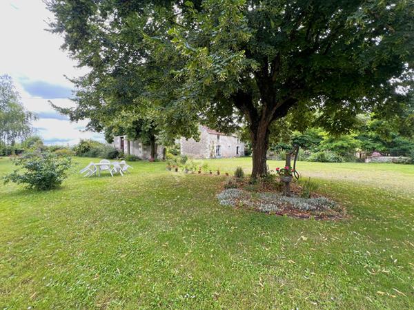 Ensemble immobilier avec fermette et batiments sur 2,6 hectares a VAL-FOUZON (INDRE 36)