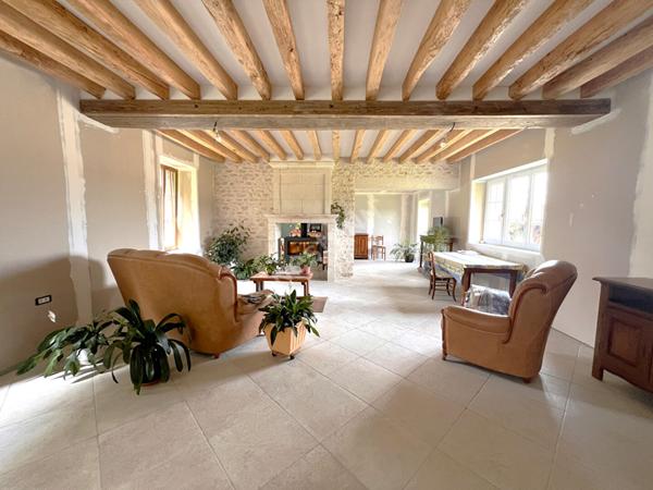 Ensemble immobilier avec fermette et batiments sur 2,6 hectares a VAL-FOUZON (INDRE 36)