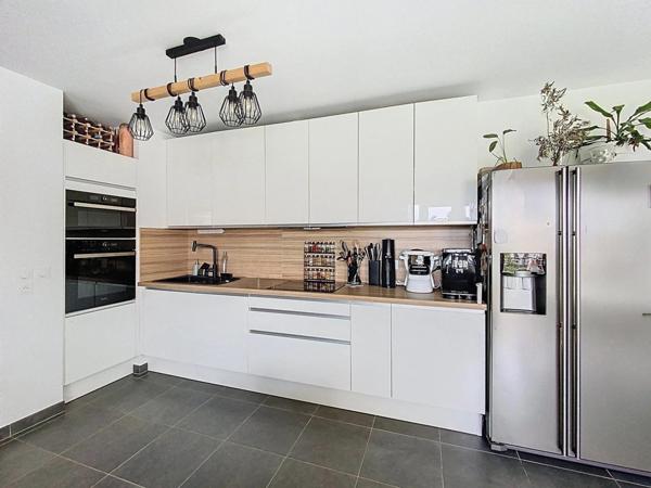 Appartement 3 pièces avec terrasse - deux parking sous-sol