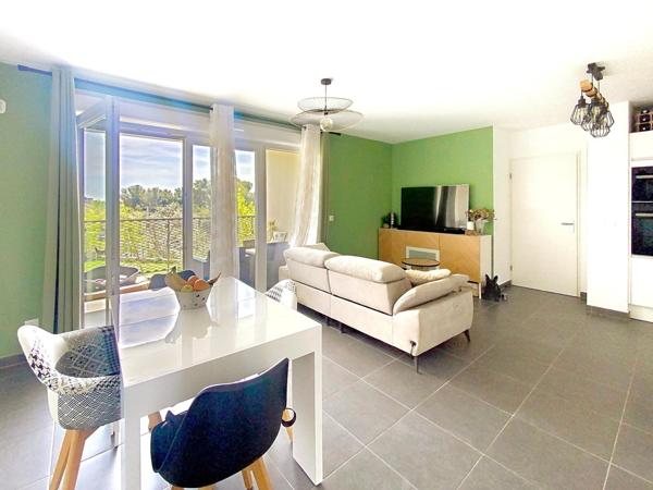 Appartement 3 pièces avec terrasse - deux parking sous-sol