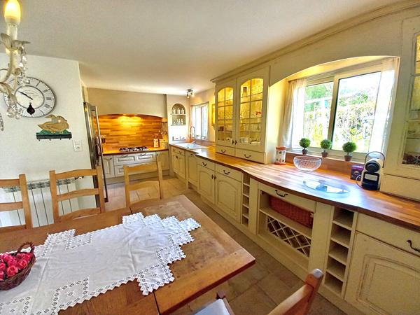 MAISON 10 PIECES AVEC BELLES PRESTATIONS