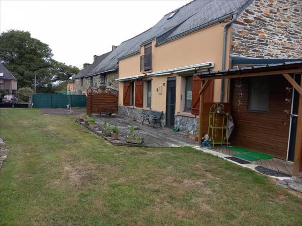 CARENTOIR, en campagne, grande longère à vendre.