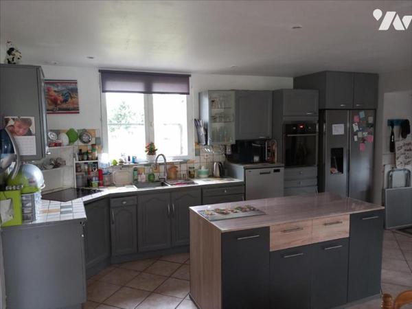 CARENTOIR, en campagne, grande longère à vendre.