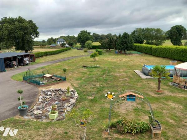 CARENTOIR, en campagne, grande longère à vendre.