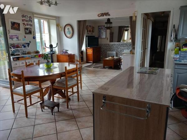 CARENTOIR, en campagne, grande longère à vendre.