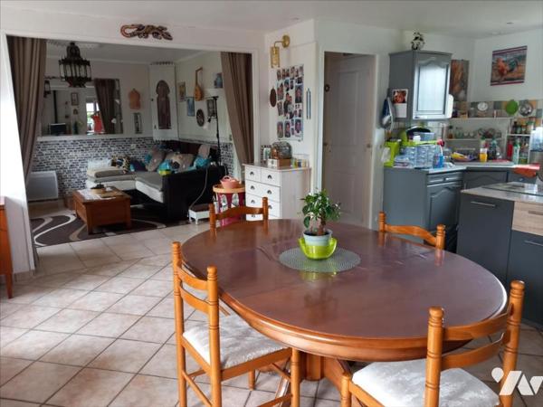 CARENTOIR, en campagne, grande longère à vendre.