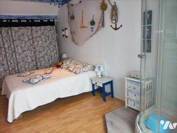 CARENTOIR, en campagne, grande longère à vendre.