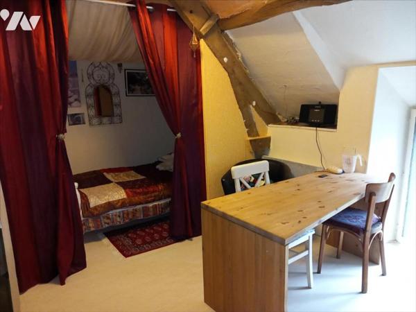 CARENTOIR, en campagne, grande longère à vendre.