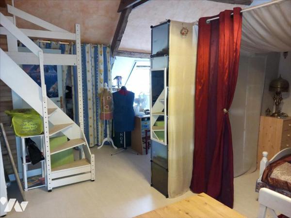 CARENTOIR, en campagne, grande longère à vendre.