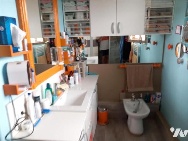 CARENTOIR, en campagne, grande longère à vendre.